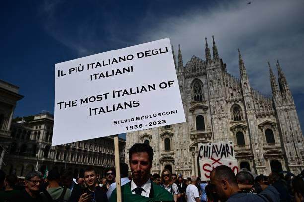 欧博-意大利为贝卢斯科尼国葬，米兰球迷送别最伟大主席