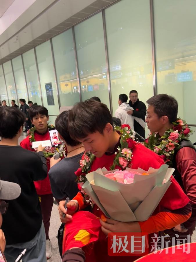 欧博-U23国足队员抵达大兴机场欢呼声此起彼伏，“中国队加油”响彻机场大厅，门将李昊：非常感谢所有球迷